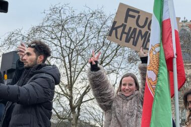 Ovations pour Alice Cordier lors de la manifestation parisienne contre le régime iranien