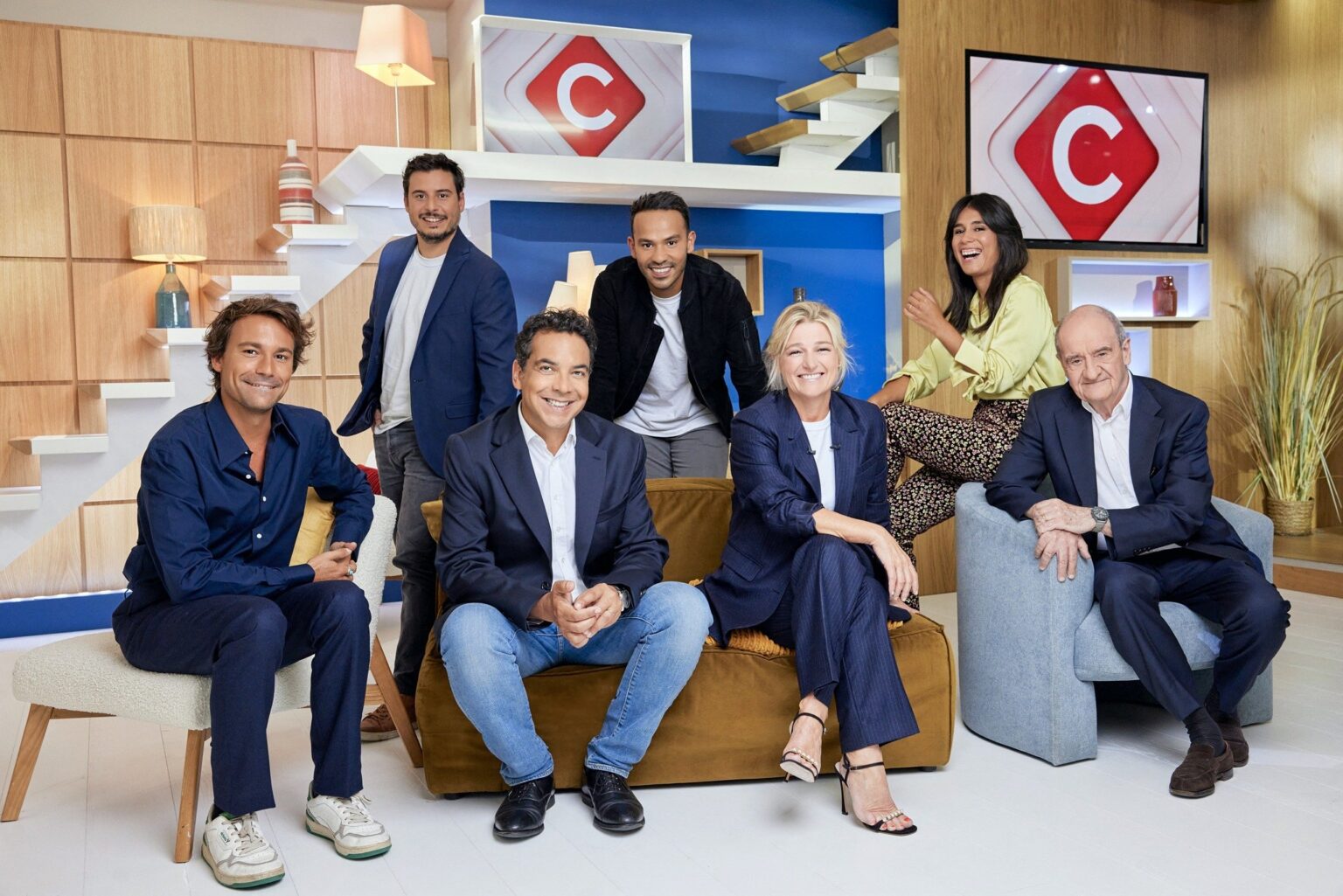 France Télévisions interdit les invités politiques dans «C à vous» et «C ce soir». Colère des animateurs. (C à vous)