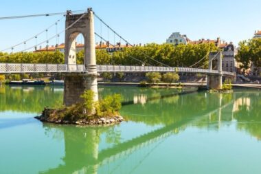 Lyon : un homme repêché du Rhône après une chute en soirée