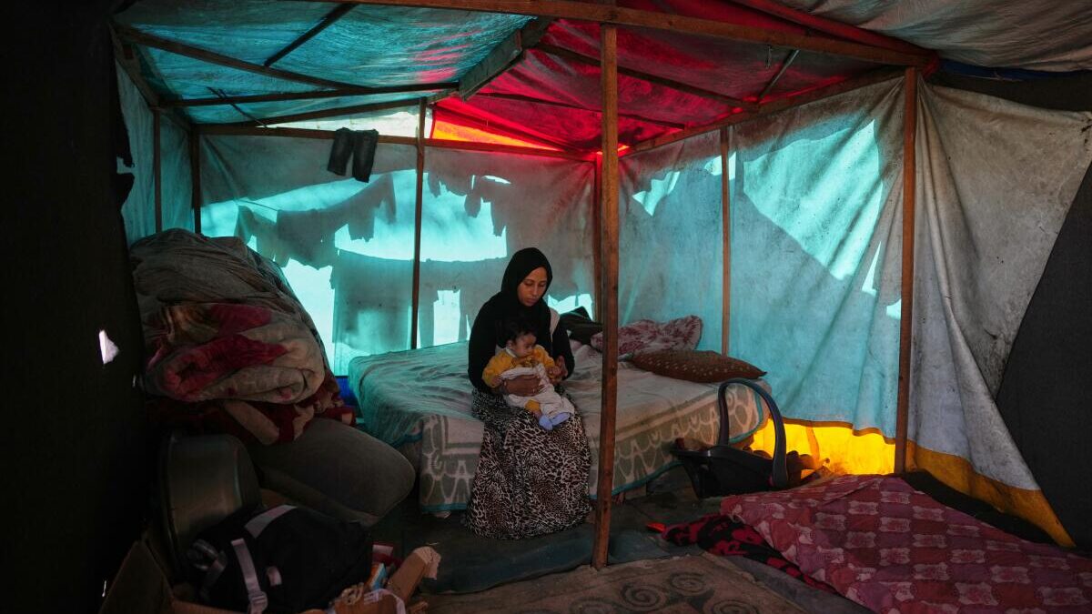 À Gaza, une grand-mère et son petit-fils meurent brûlés dans une tente tandis qu’Angelina Jolie se rend au point de passage de Rafah