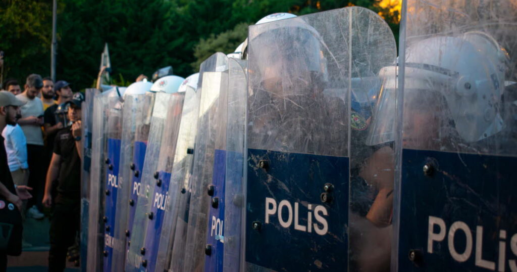 À Istanbul, le journaliste français Raphaël Boukandoura placé en garde à vue lors d’une mobilisation prokurde