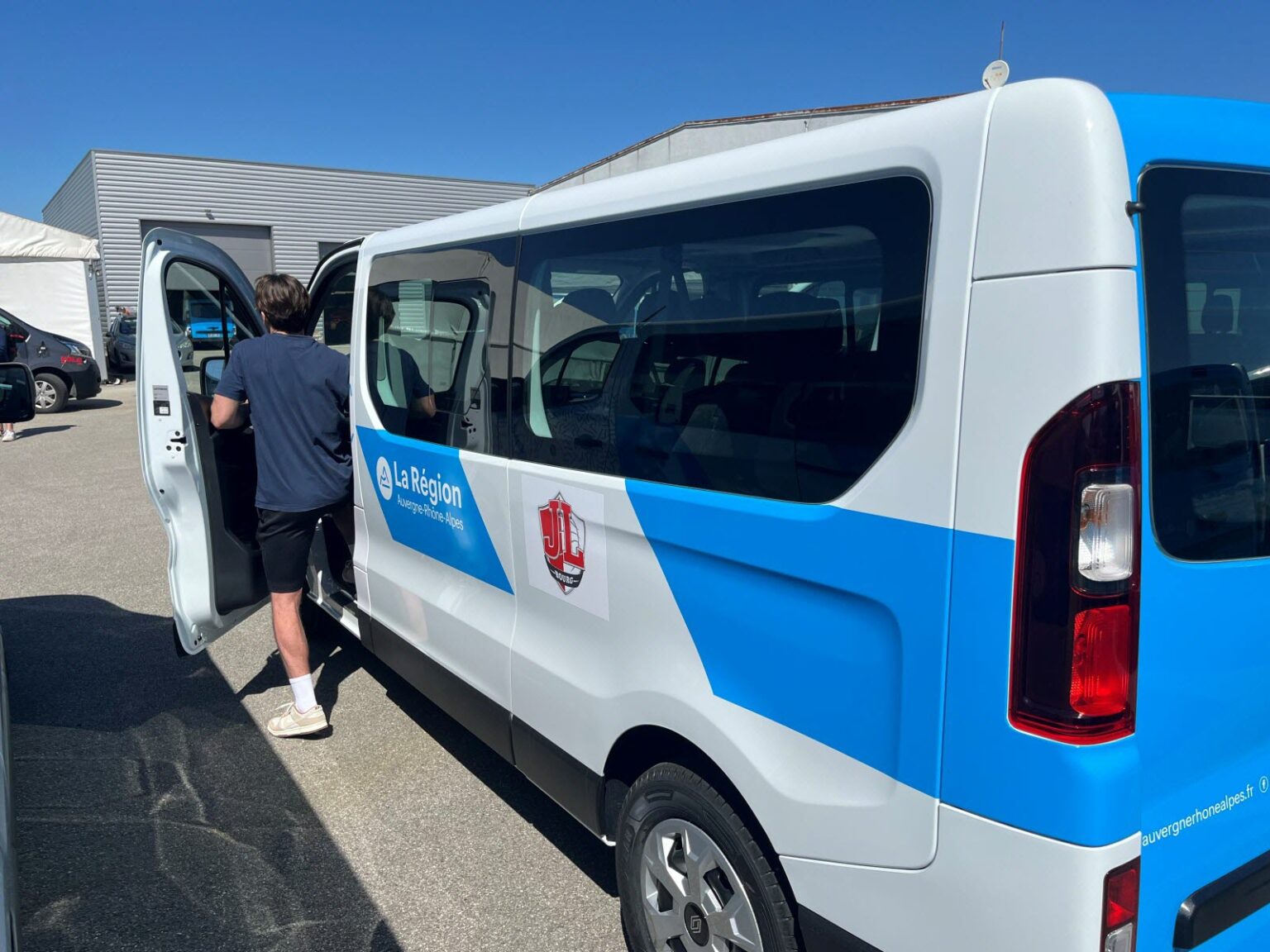 À Lyon, le club de basket retrouve son minibus volé dans une carrosserie de Vénissieux