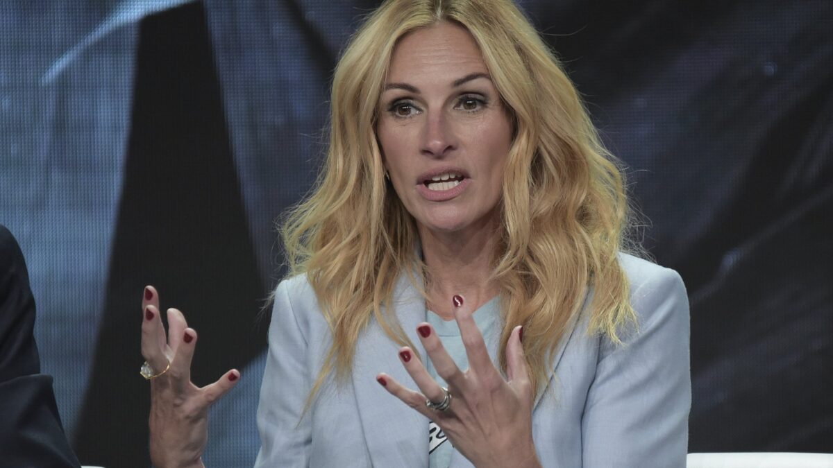 Julia Roberts a failli refuser Coup de foudre à Notting Hill, qui selon elle était "la plus stupide idée de film" (AP)