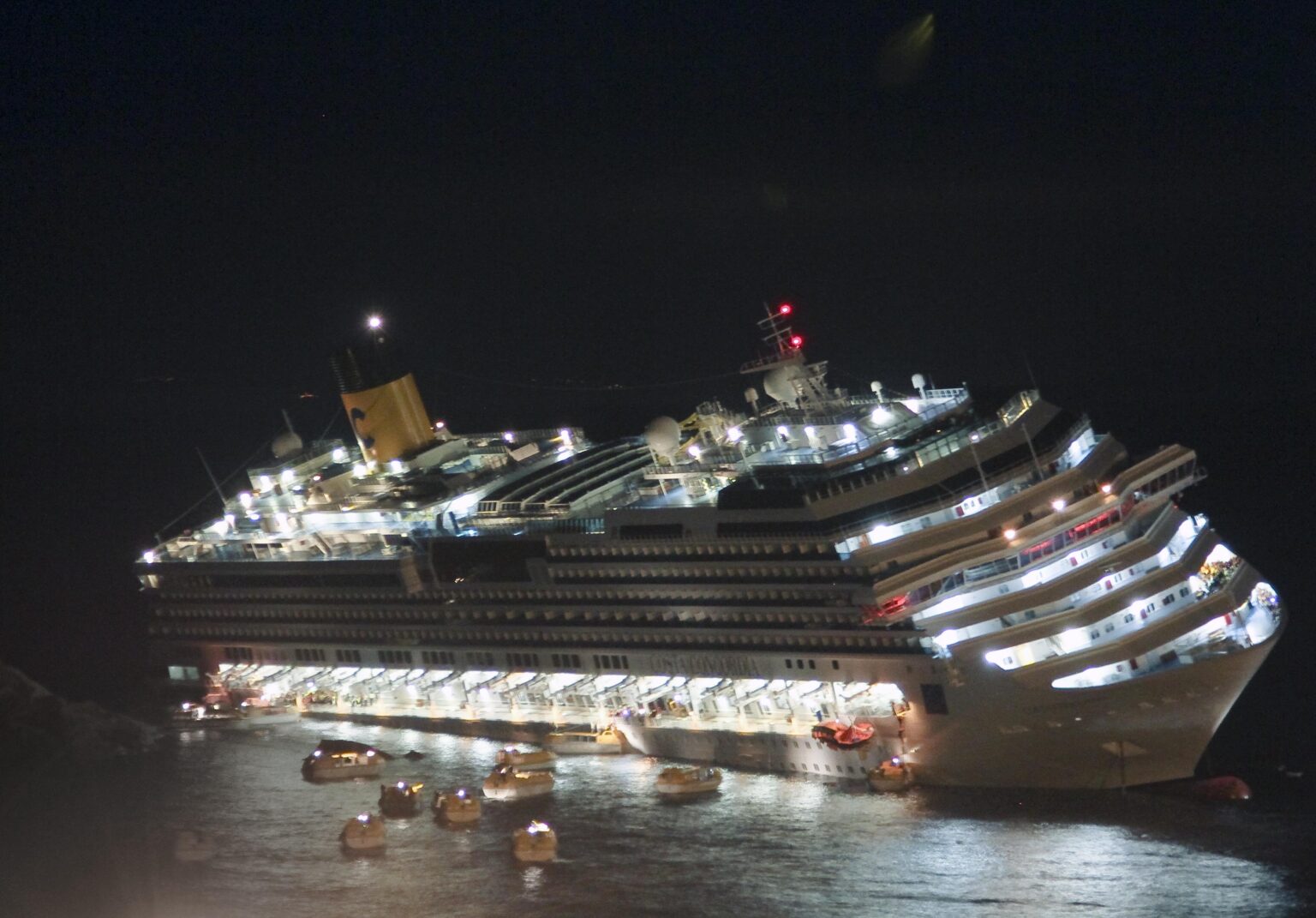 13 janvier 2012 : il y a 13 ans, le naufrage du Costa Concordia faisait date dans l’histoire maritime. (AP)