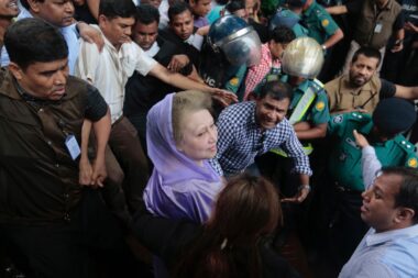 Une foule immense rend un dernier hommage à Khaleda Zia au Bangladesh