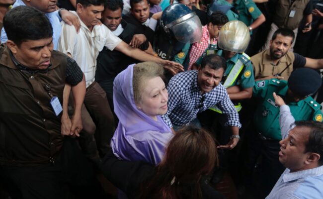Une foule immense rend un dernier hommage à Khaleda Zia au Bangladesh