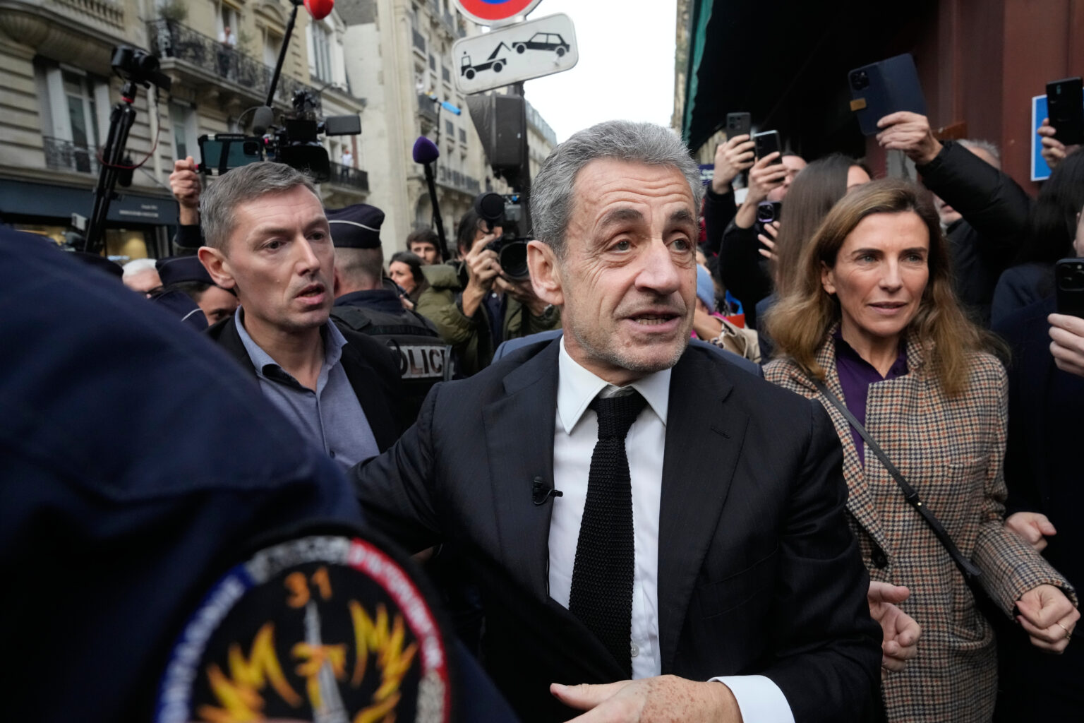 Nicolas Sarkozy demande à ne plus porter de bracelet électronique. (AP)
