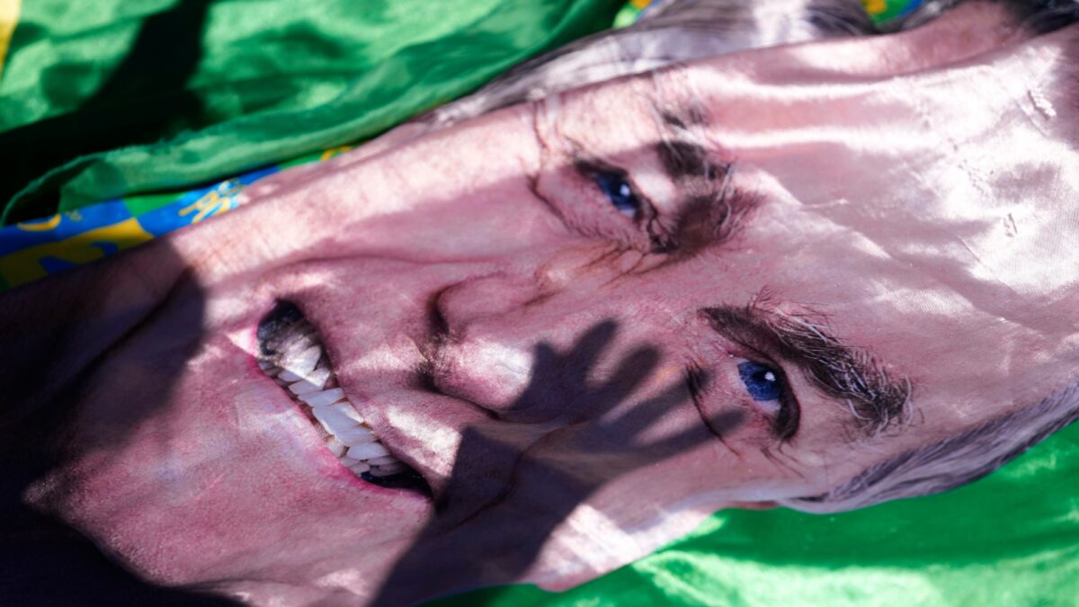 Bolsonaro quitte l’hôpital et retourne en prison à Brasilia