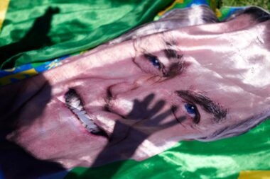 Bolsonaro quitte l’hôpital et retourne en prison à Brasilia