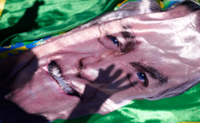 Bolsonaro quitte l’hôpital et retourne en prison à Brasilia