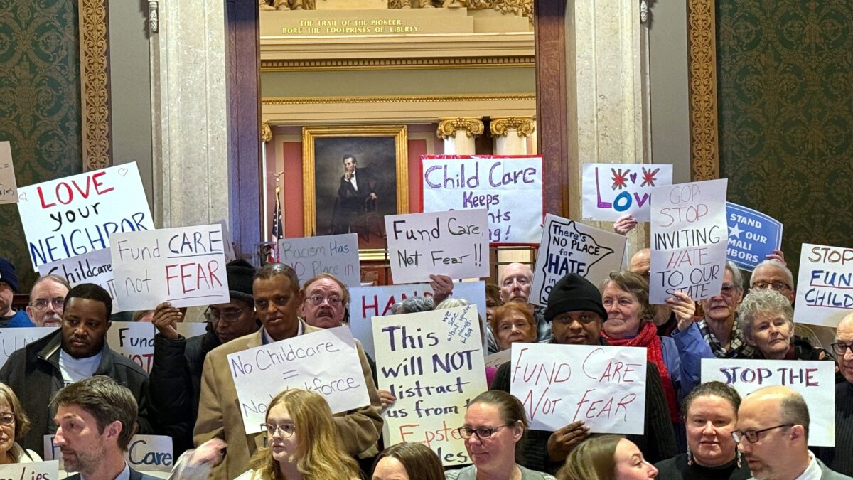 Gel des aides fédérales à la garde d’enfants : ce que prépare l’administration Trump