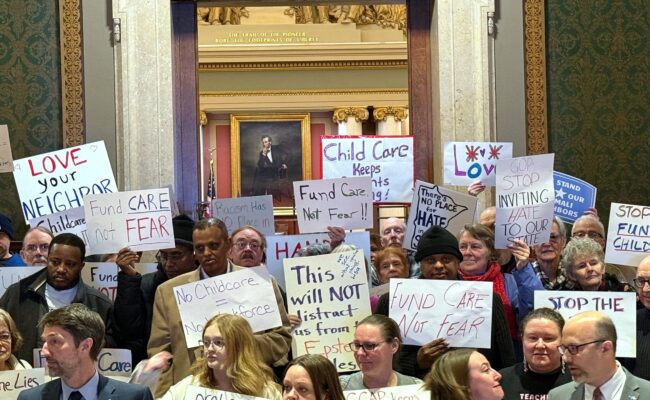 Gel des aides fédérales à la garde d’enfants : ce que prépare l’administration Trump