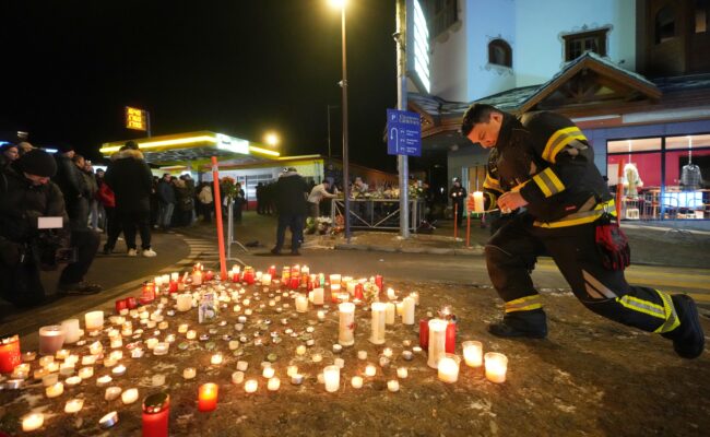 Tout ce qu’il faut savoir sur l’incendie meurtrier survenu au Nouvel An dans un bar en Suisse. (AP)