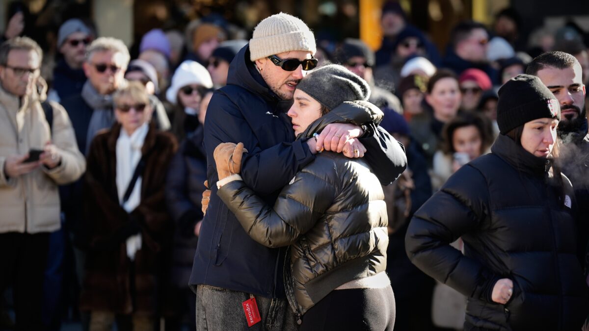 Incendie à Crans‑Montana : la commune reconnaît qu'aucun contrôle de sécurité n'a été fait entre 2020 et 2025. (AP)