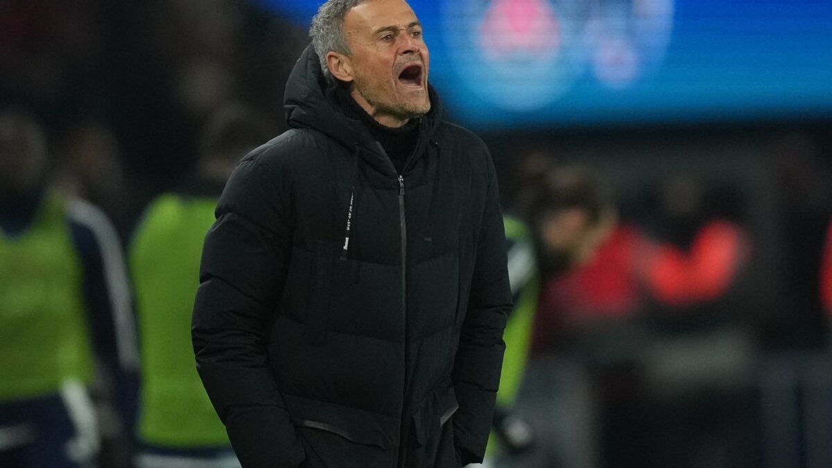 PSG - Luis Enrique s’emporte après la menace d’arrêt du derby face au Paris FC: "Dans tous les stades, ils nous traitent de tous les noms, mais ils n’arrêtent que nos matchs au Parc." (AP)