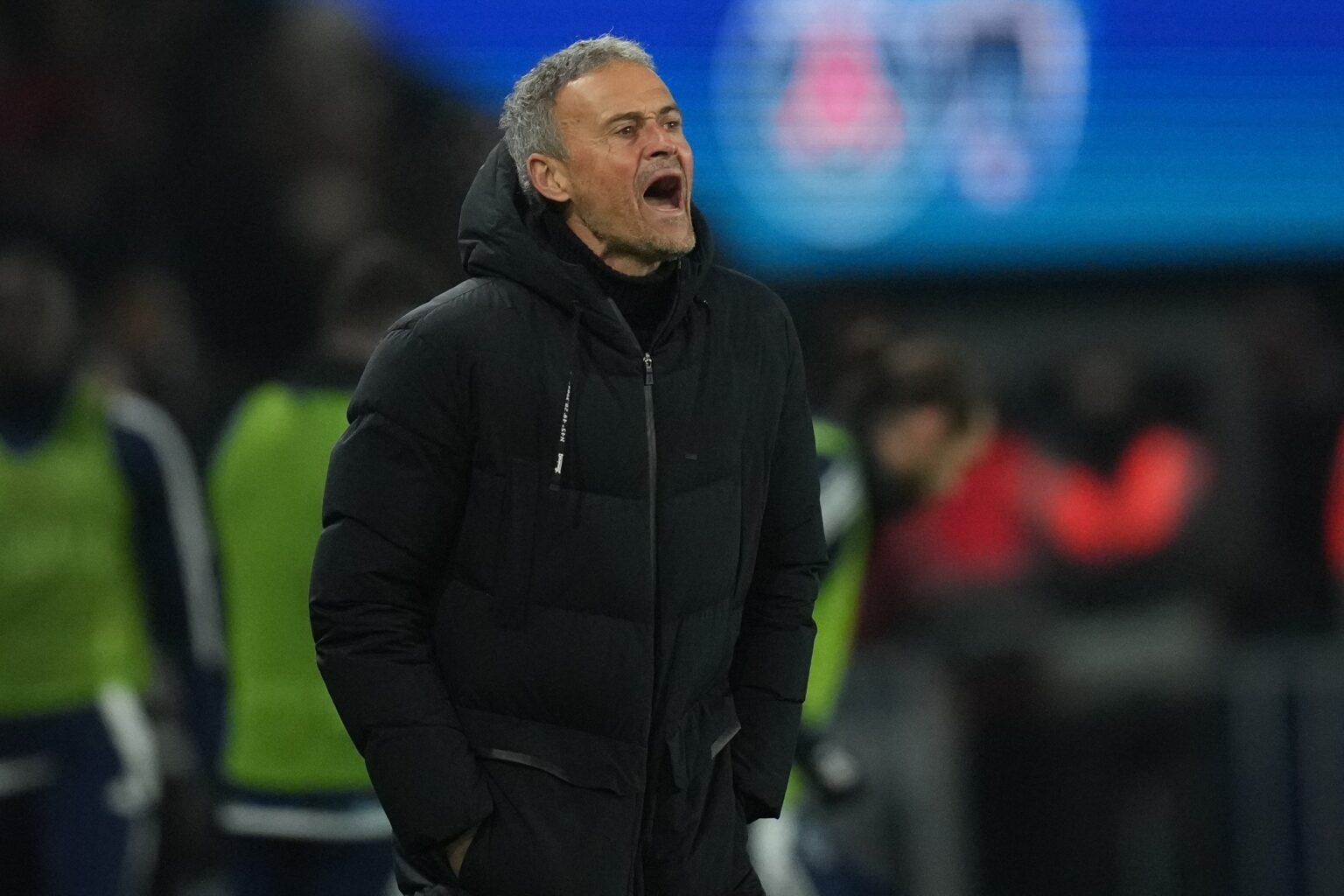 PSG - Luis Enrique s’emporte après la menace d’arrêt du derby face au Paris FC: "Dans tous les stades, ils nous traitent de tous les noms, mais ils n’arrêtent que nos matchs au Parc." (AP)