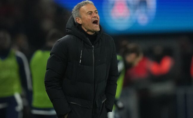 PSG - Luis Enrique s’emporte après la menace d’arrêt du derby face au Paris FC: "Dans tous les stades, ils nous traitent de tous les noms, mais ils n’arrêtent que nos matchs au Parc."