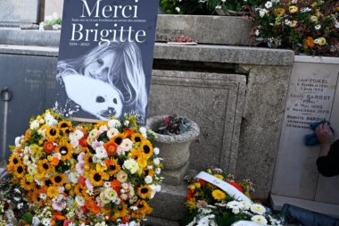 Nice rend hommage à Brigitte Bardot en rebaptisant une plage et un plateau de cinéma. (AP)