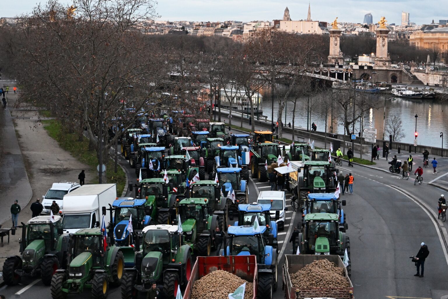 Mobilisation agricole à Paris : près de 350 tracteurs dans la capitale. (AP)