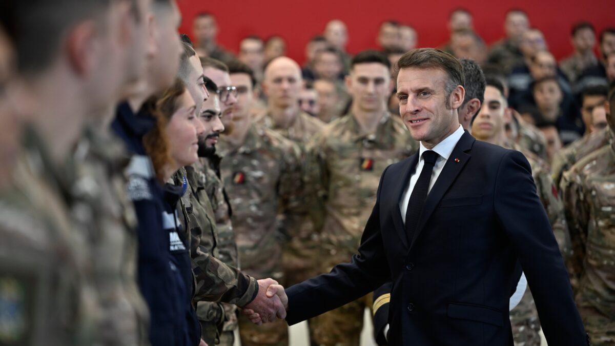 Les vœux d'Emmanuel Macron aux armées: "Pour rester libre, il faut être craint. Pour être craint, il faut être puissant." (AP)