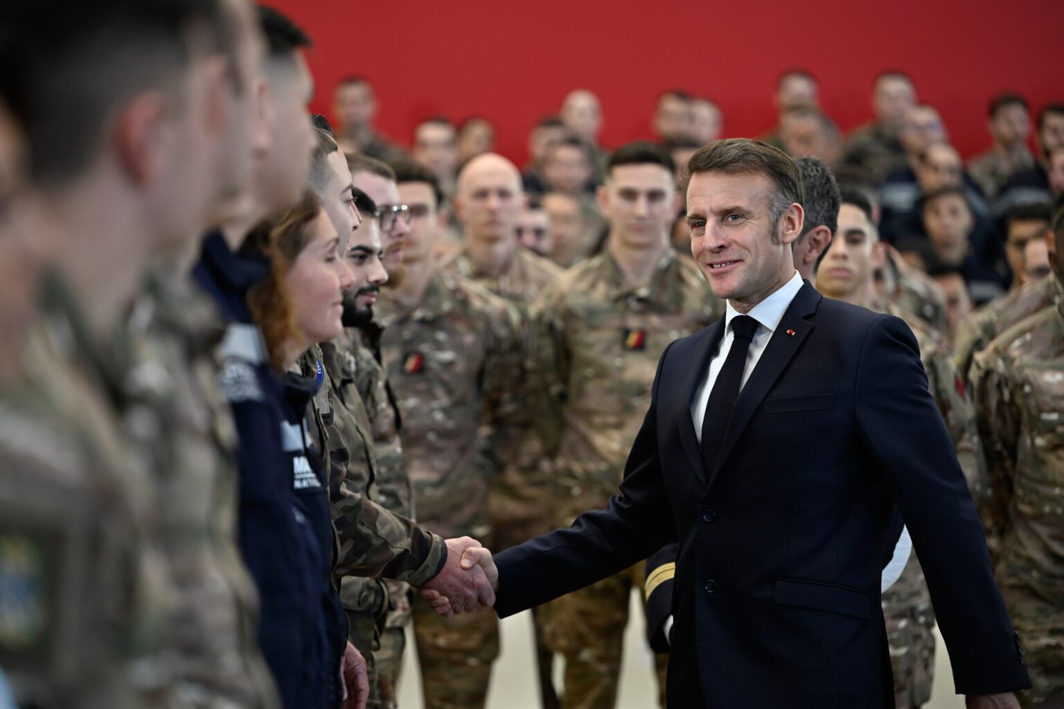 Les vœux d'Emmanuel Macron aux armées: "Pour rester libre, il faut être craint. Pour être craint, il faut être puissant." (AP)