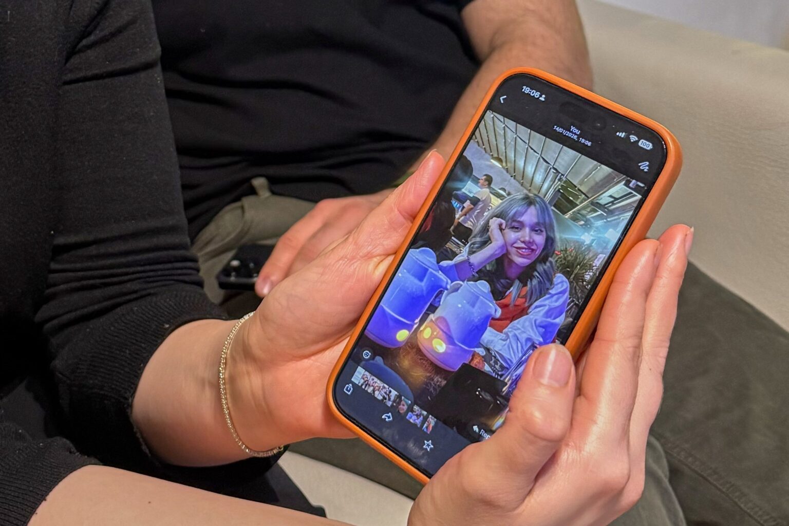 L'horreur ! La famille d’une manifestante iranienne retrouve son corps parmi des cadavres et l’enterre au bord de la route. (AP)