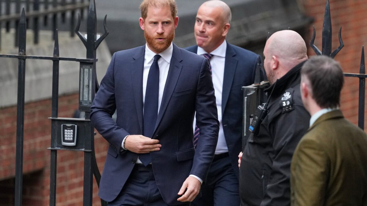 La bataille judiciaire du prince Harry contre les tabloïds britanniques touche à sa fin: des millions en jeu. (AP)