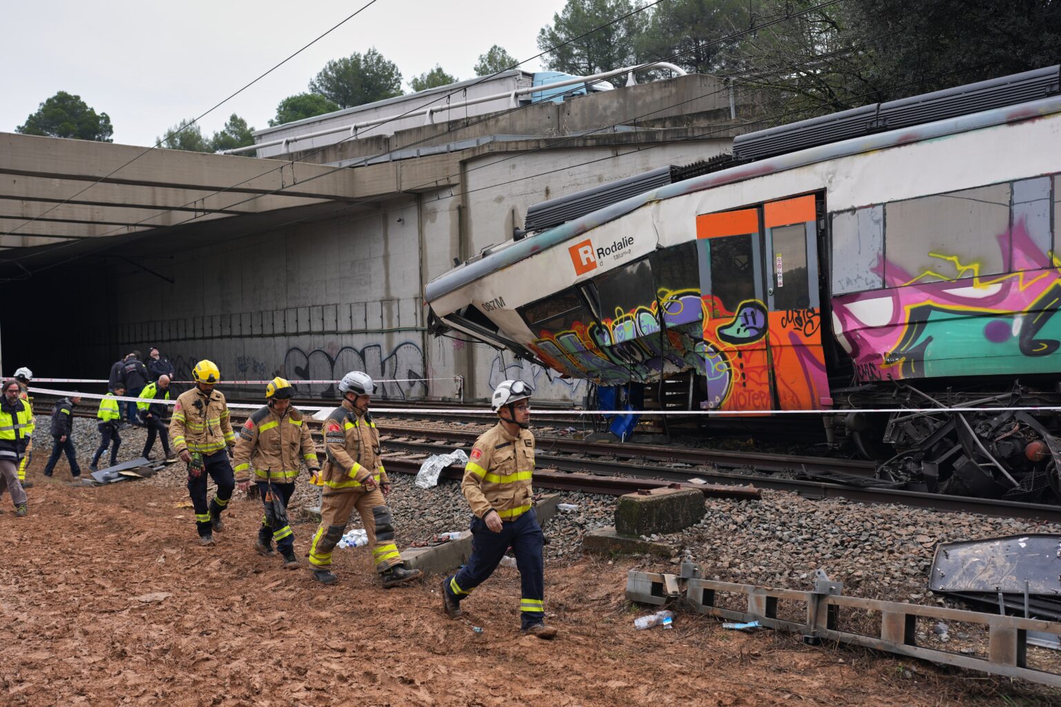 La série noire continue: troisième accident ferroviaire en Espagne. Un train de banlieue percute une grue. (AP)