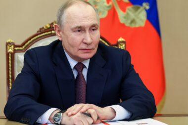 Paix en Ukraine: Poutine promet 1 milliard à Trump et aidera à sa reconstruction en cas d'accord de paix. (AP)