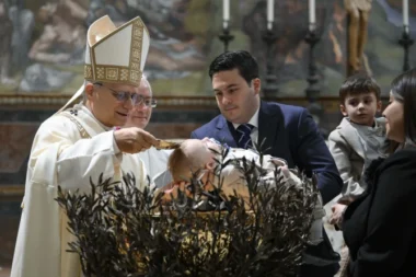 Au Vatican, le pape Léon XIV baptise vingt nourrissons pour clore le temps de Noël