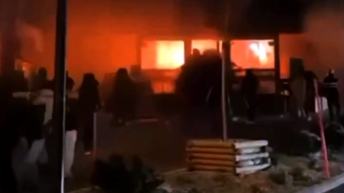 La terrible vidéo du début de l'incendie qui a fait au moins 40 morts dans un bar en Suisse. (DR)