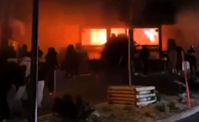 La terrible vidéo du début de l'incendie qui a fait au moins 40 morts dans un bar en Suisse