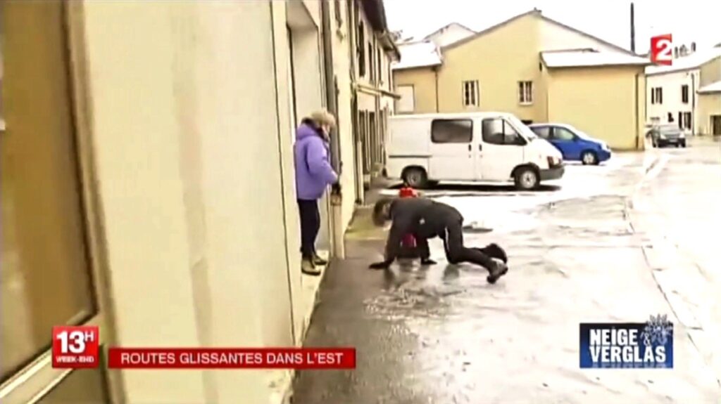 VIDÉO CULTE - "Ne me mettez pas ça sur la 2!" Quand des passants chutaient sur la glace devant les caméras du 13h de France 2. (France 2)