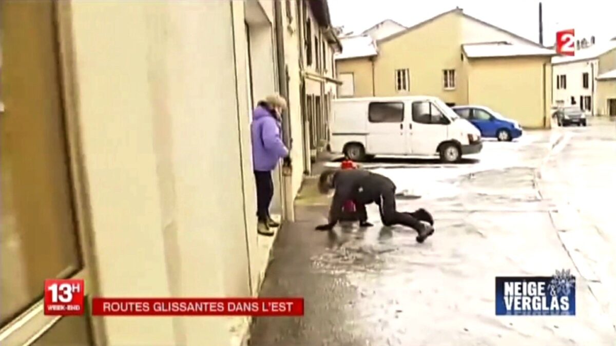 VIDÉO CULTE - "Ne me mettez pas ça sur la 2!" Quand des passants chutaient sur la glace devant les caméras du 13h de France 2. (France 2)