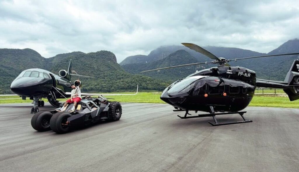À défaut de briller sur les terrains, Neymar s'affiche avec son jet privé, son hélicoptère et sa Batmobile, d'une valeur de 60 millions d'euros. (Neymar)