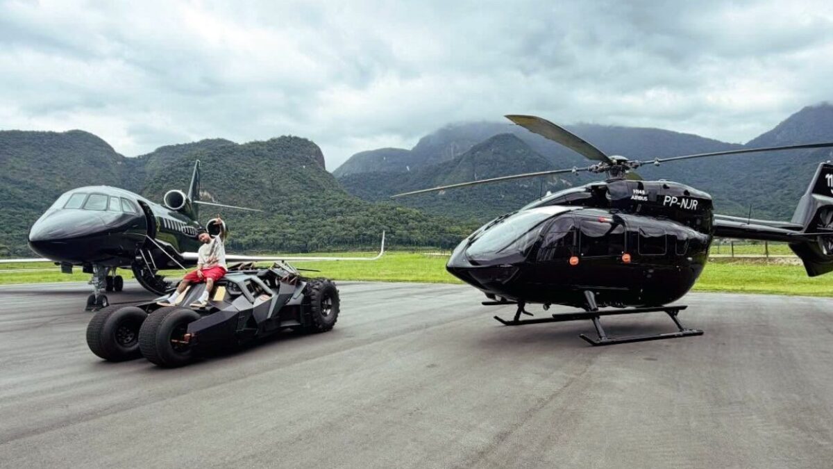 À défaut de briller sur les terrains, Neymar s'affiche avec son jet privé, son hélicoptère et sa Batmobile, d'une valeur de 60 millions d'euros. (Neymar)
