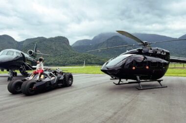 À défaut de briller sur les terrains, Neymar s'affiche avec son jet privé, son hélicoptère et sa Batmobile, d'une valeur de 60 millions d'euros