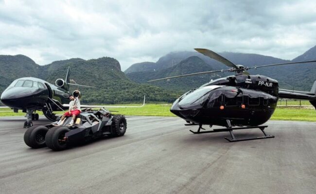 À défaut de briller sur les terrains, Neymar s'affiche avec son jet privé, son hélicoptère et sa Batmobile, d'une valeur de 60 millions d'euros