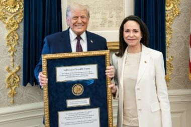 María Corina Machado donne symboliquement son prix Nobel de la paix à Donald Trump. (Maison Blanche)