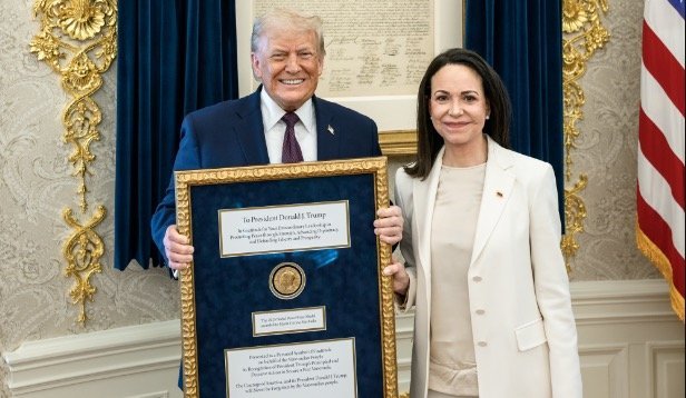 María Corina Machado donne symboliquement son prix Nobel de la paix à Donald Trump. (Maison Blanche)