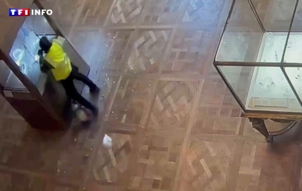 Casse du Louvre: TF1 dévoile des vidéos inédites du cambriolage. Et elles sont édifiantes ! (TF1)
