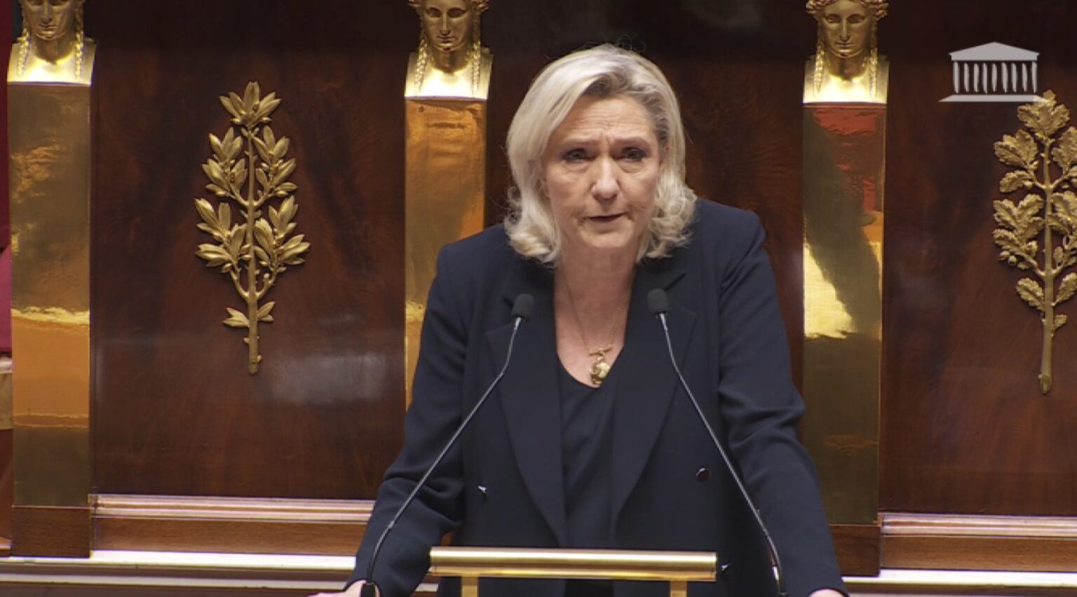 Motion de censure : Marine Le Pen dénonce un « Tchernobyl budgétaire »