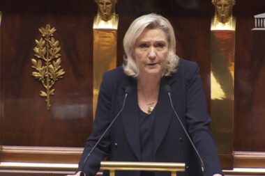 Motion de censure : Marine Le Pen dénonce un « Tchernobyl budgétaire »