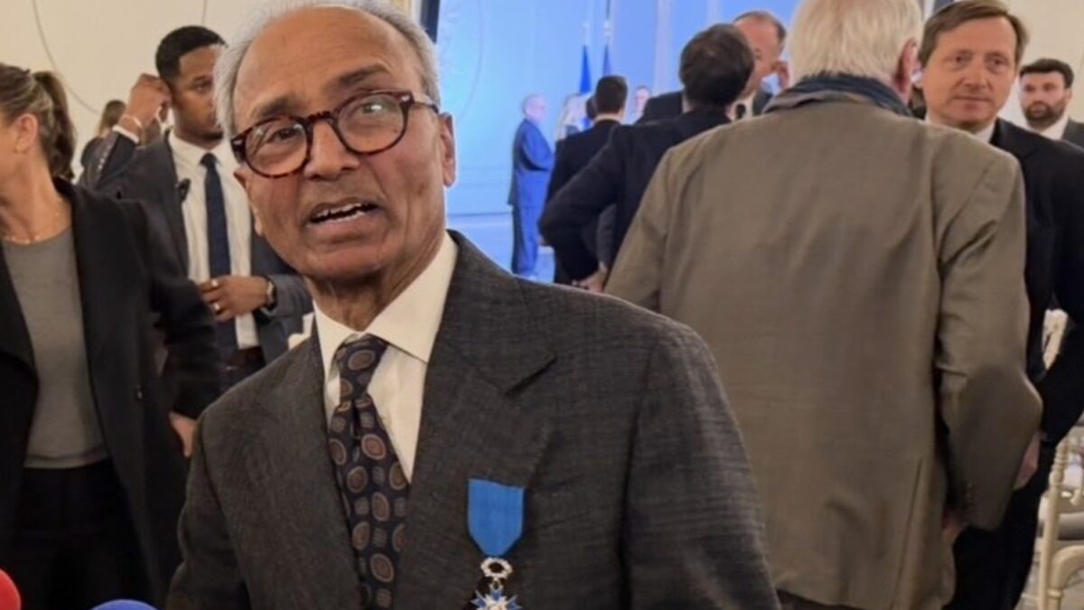 Ali Akbar, dernier crieur de journaux de Paris, fait chevalier de l’Ordre national du mérite par Emmanuel Macron