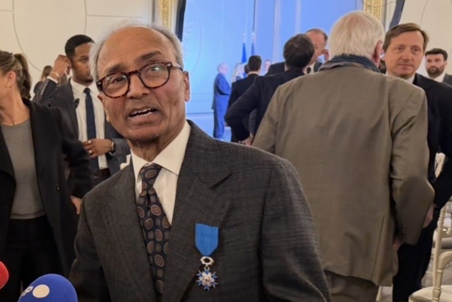Ali Akbar, dernier crieur de journaux de Paris, fait chevalier de l’Ordre national du mérite par Emmanuel Macron