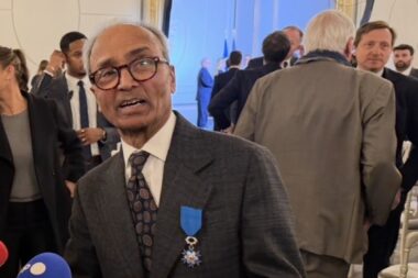 Ali Akbar, dernier crieur de journaux de Paris, fait chevalier de l’Ordre national du mérite par Emmanuel Macron