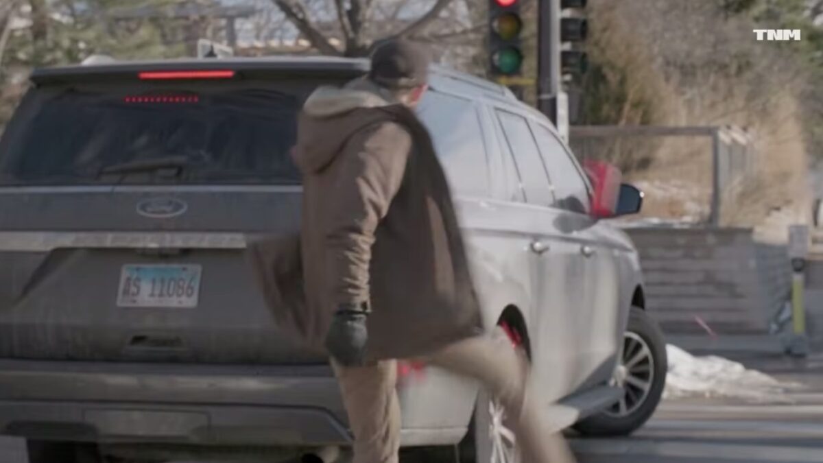 Mort d’Alex Pretti: une vidéo le montre attaquer des agents fédéraux, armé, quelques jours avant d’être tué par la police. (The News Movement)