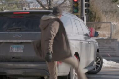 Mort d’Alex Pretti: une vidéo le montre attaquer des agents fédéraux, armé, quelques jours avant d’être tué par la police. (The News Movement)