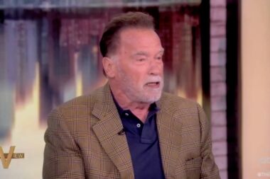 "Je suis un immigrant, mais vous devez faire les choses légalement." Arnold Schwarzenegger défend la police de Trump