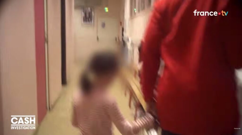 SHOCKING VIDEO - The city of Paris suspends two teachers after violence committed against children at school. (France Télévisions)